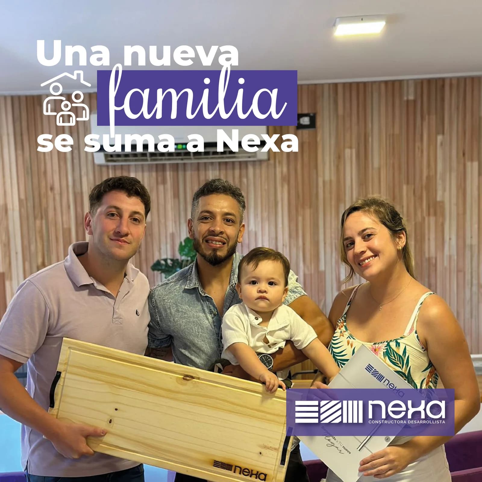Familia firmando su contrato o recibiendo las llaves de su casa Nexa, foto 1