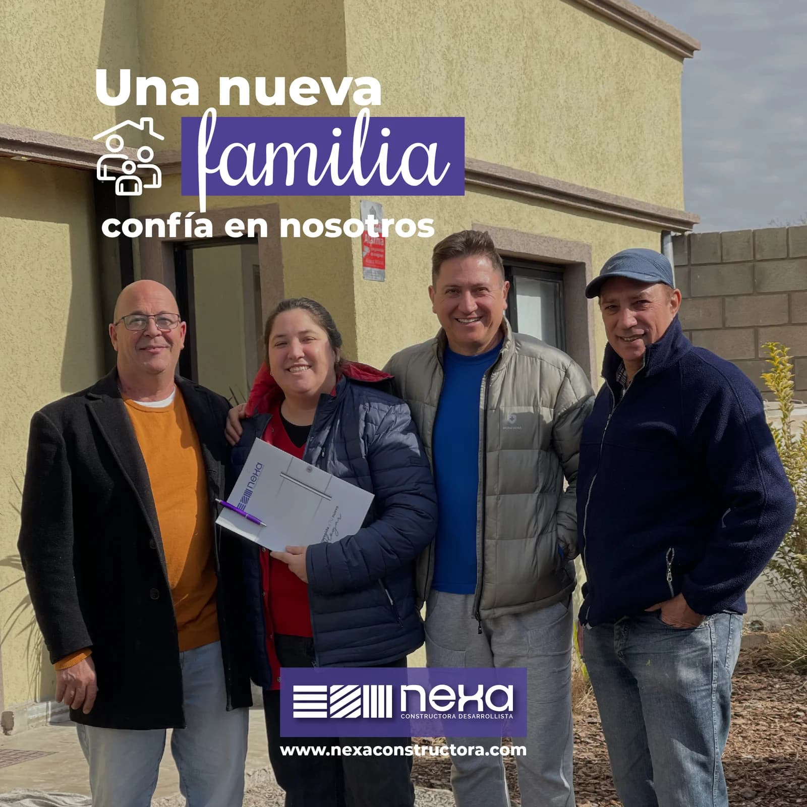 Familia firmando su contrato o recibiendo las llaves de su casa Nexa, foto 4
