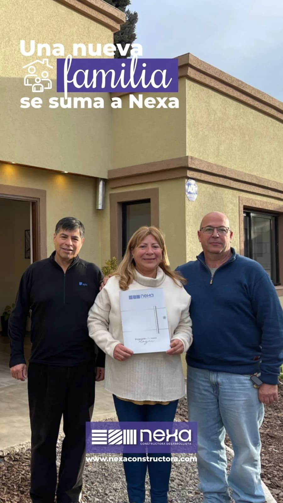 Familia firmando su contrato o recibiendo las llaves de su casa Nexa, foto 2