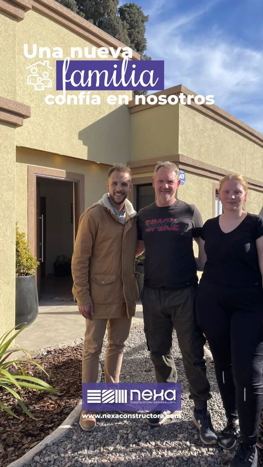 Familia firmando su contrato o recibiendo las llaves de su casa Nexa, foto 3