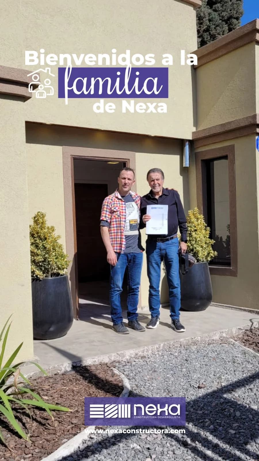 Familia firmando su contrato o recibiendo las llaves de su casa Nexa, foto 5