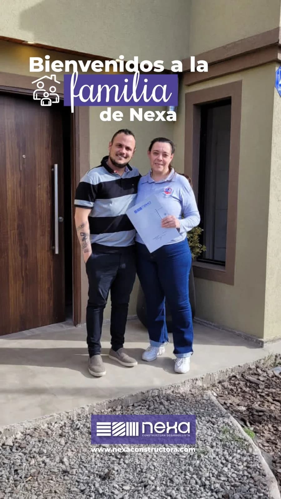 Familia firmando su contrato o recibiendo las llaves de su casa Nexa, foto 6