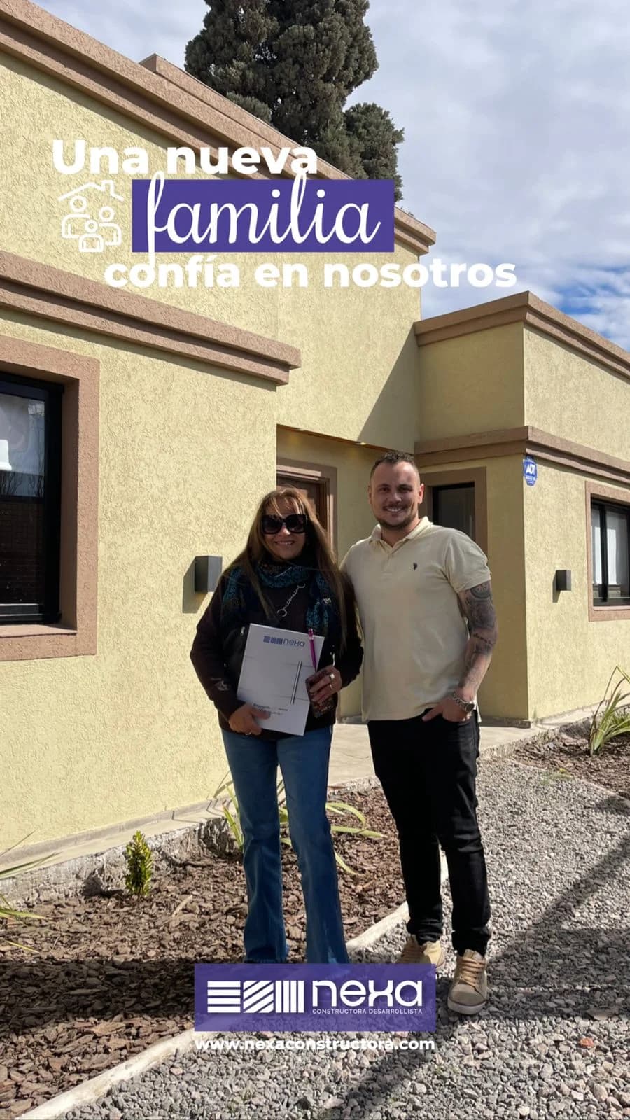Familia firmando su contrato o recibiendo las llaves de su casa Nexa, foto 7