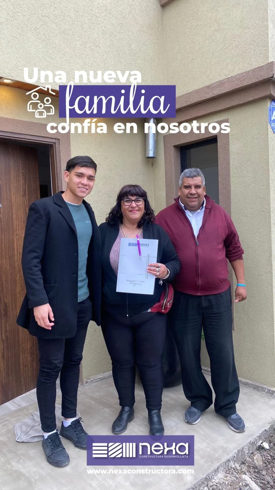 Familia firmando su contrato o recibiendo las llaves de su casa Nexa, foto 8
