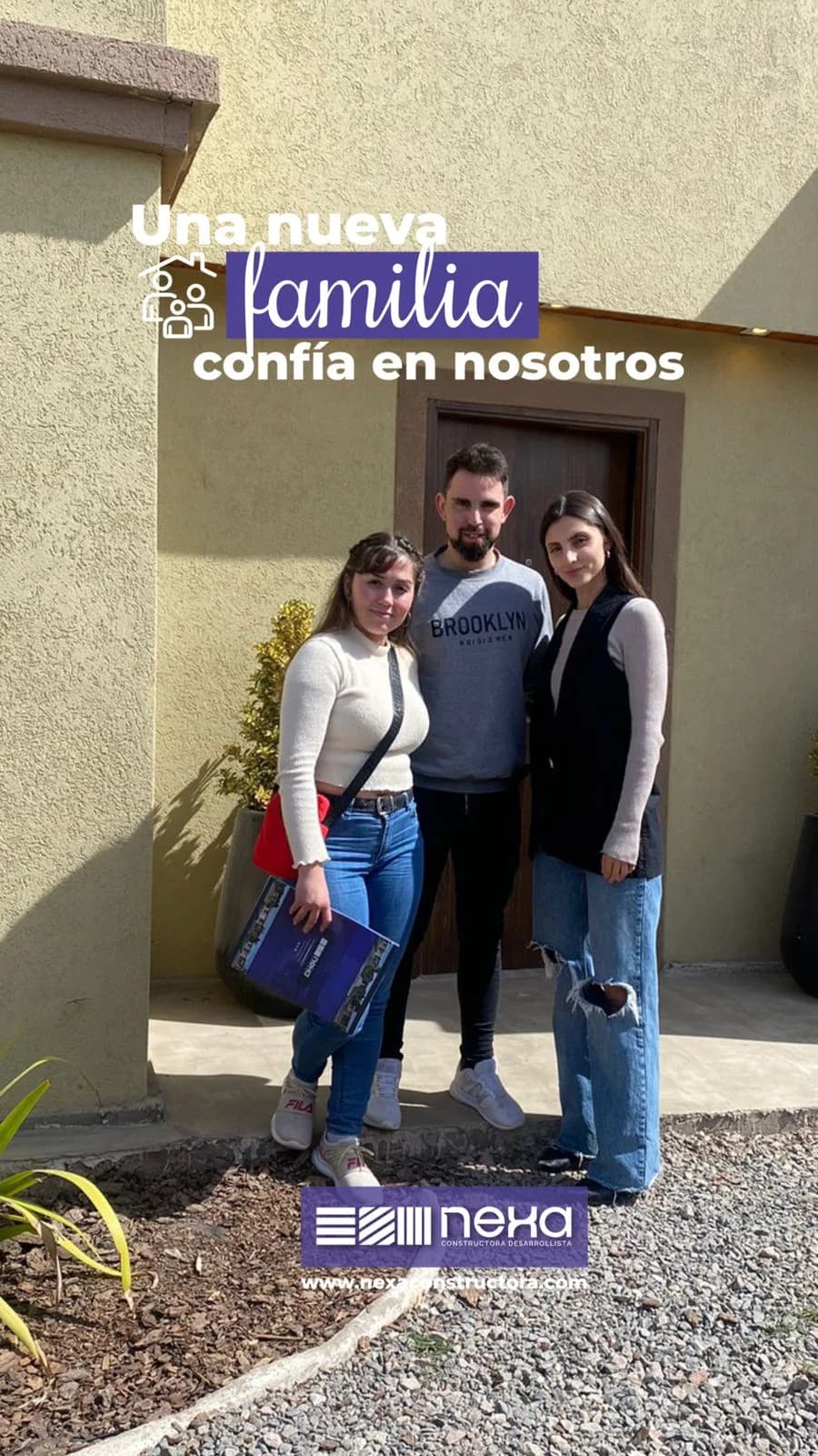 Familia firmando su contrato o recibiendo las llaves de su casa Nexa, foto 10