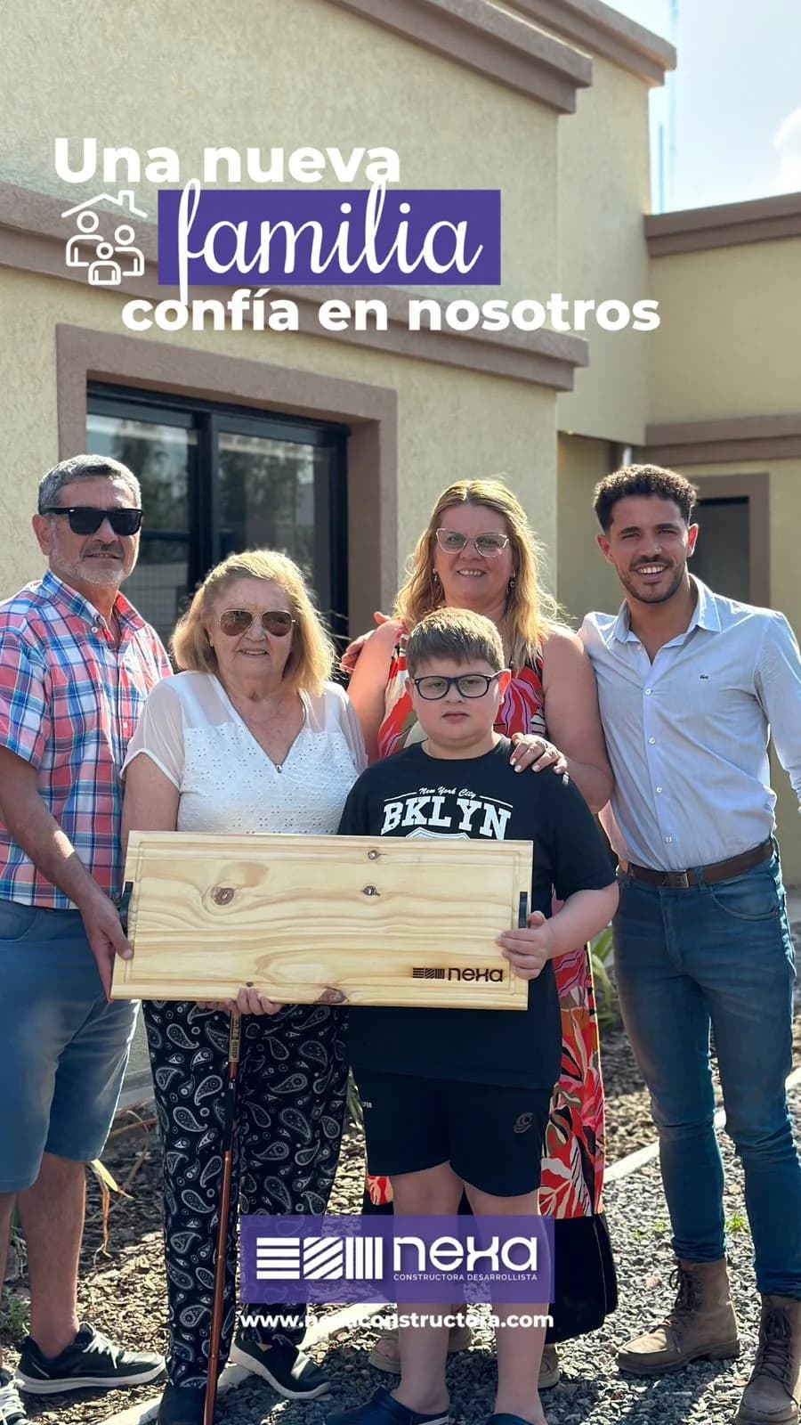 Familia firmando su contrato o recibiendo las llaves de su casa Nexa, foto 11