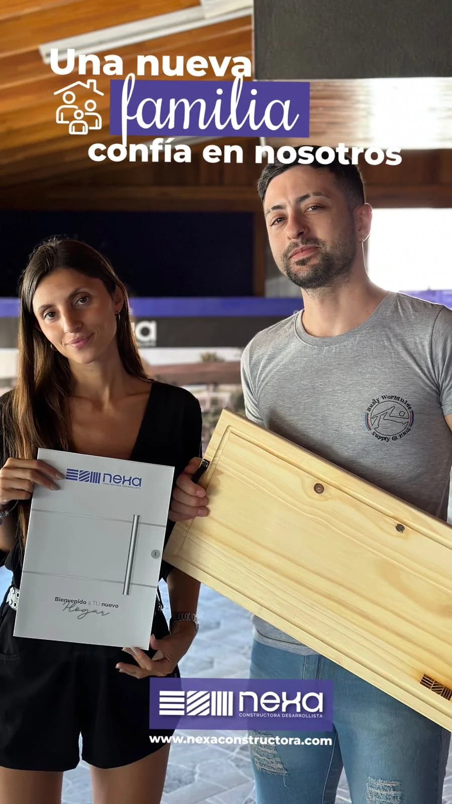 Familia firmando su contrato o recibiendo las llaves de su casa Nexa, foto 12