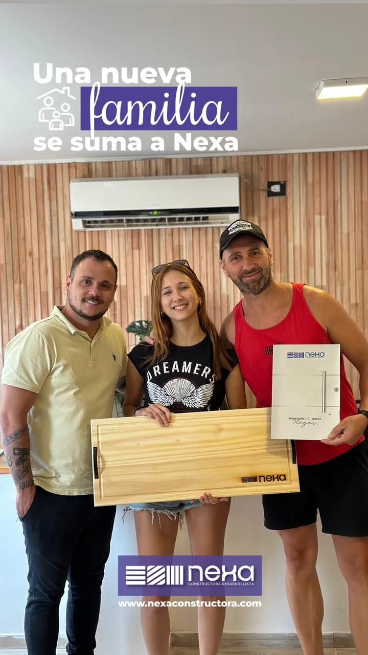 Familia firmando su contrato o recibiendo las llaves de su casa Nexa, foto 13