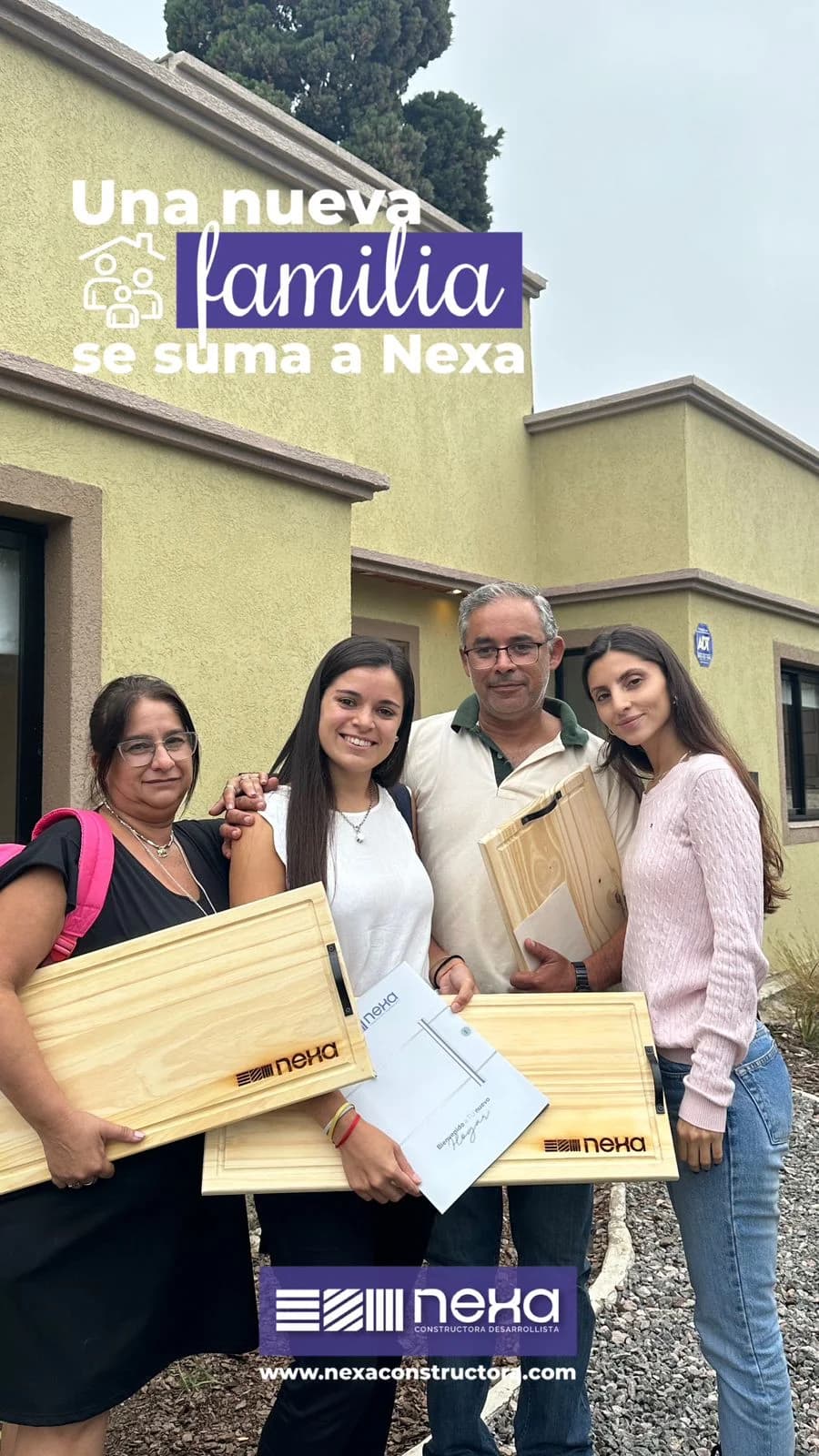 Familia firmando su contrato o recibiendo las llaves de su casa Nexa, foto 14