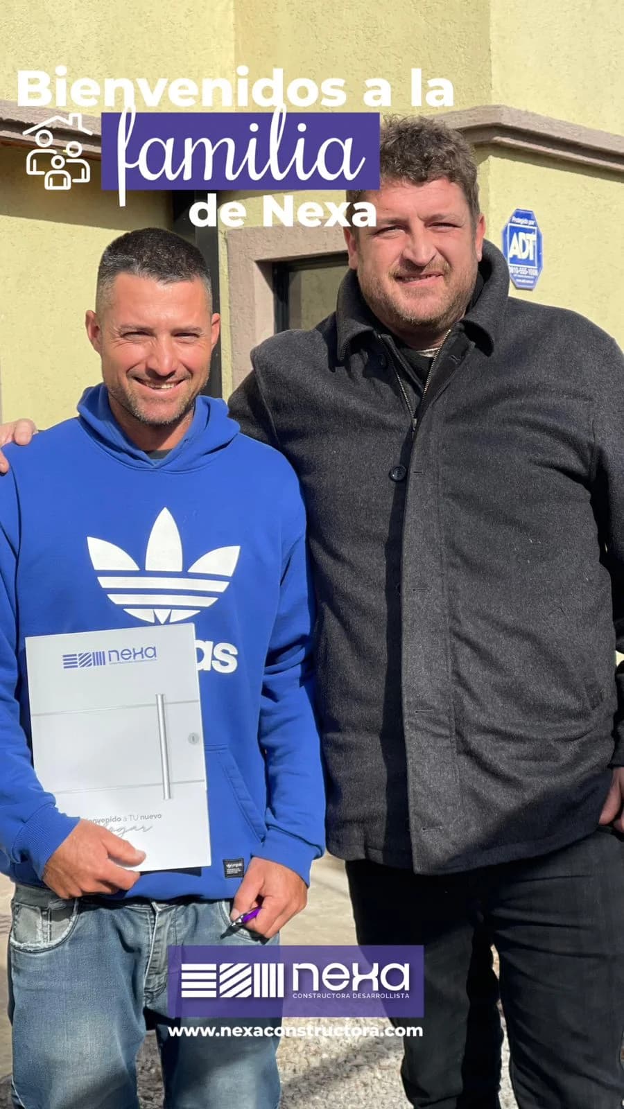 Familia firmando su contrato o recibiendo las llaves de su casa Nexa, foto 16