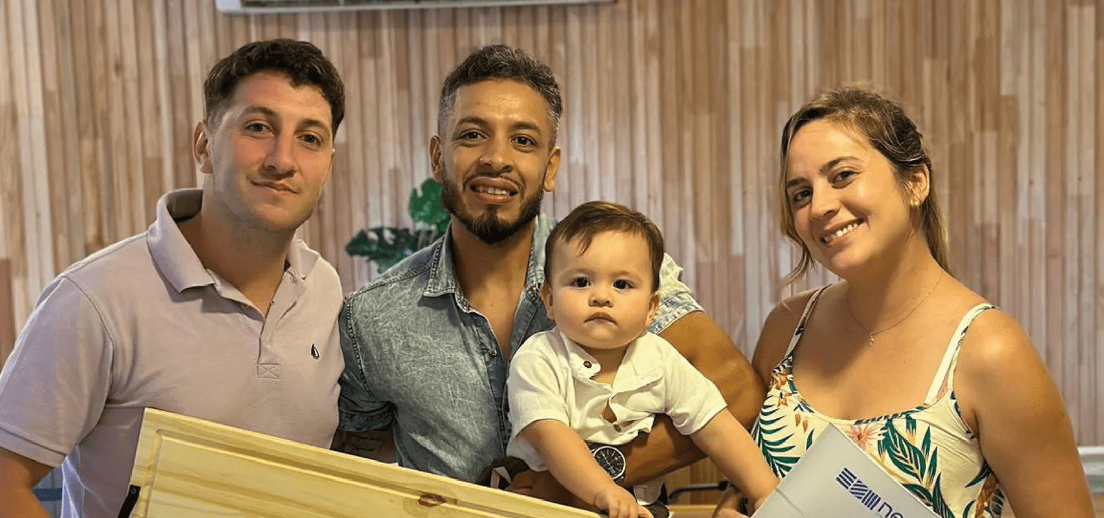Familia Castillo recibiendo las llaves de su casa