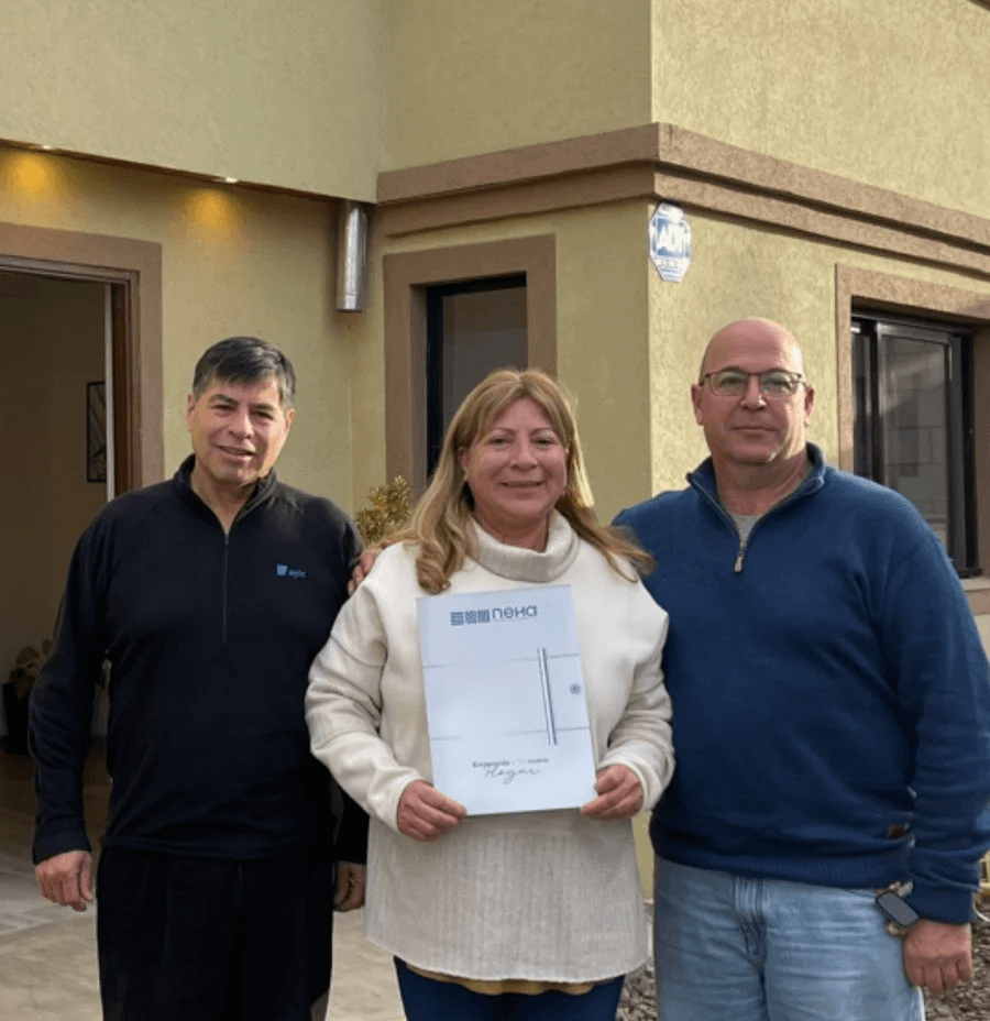 Familia recibiendo las llaves en la puerta de su casa nueva
