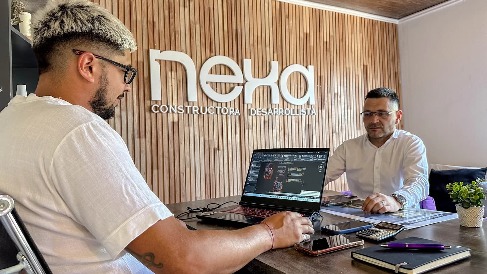 Equipo de Nexa trabajando en la oficina de Córdoba